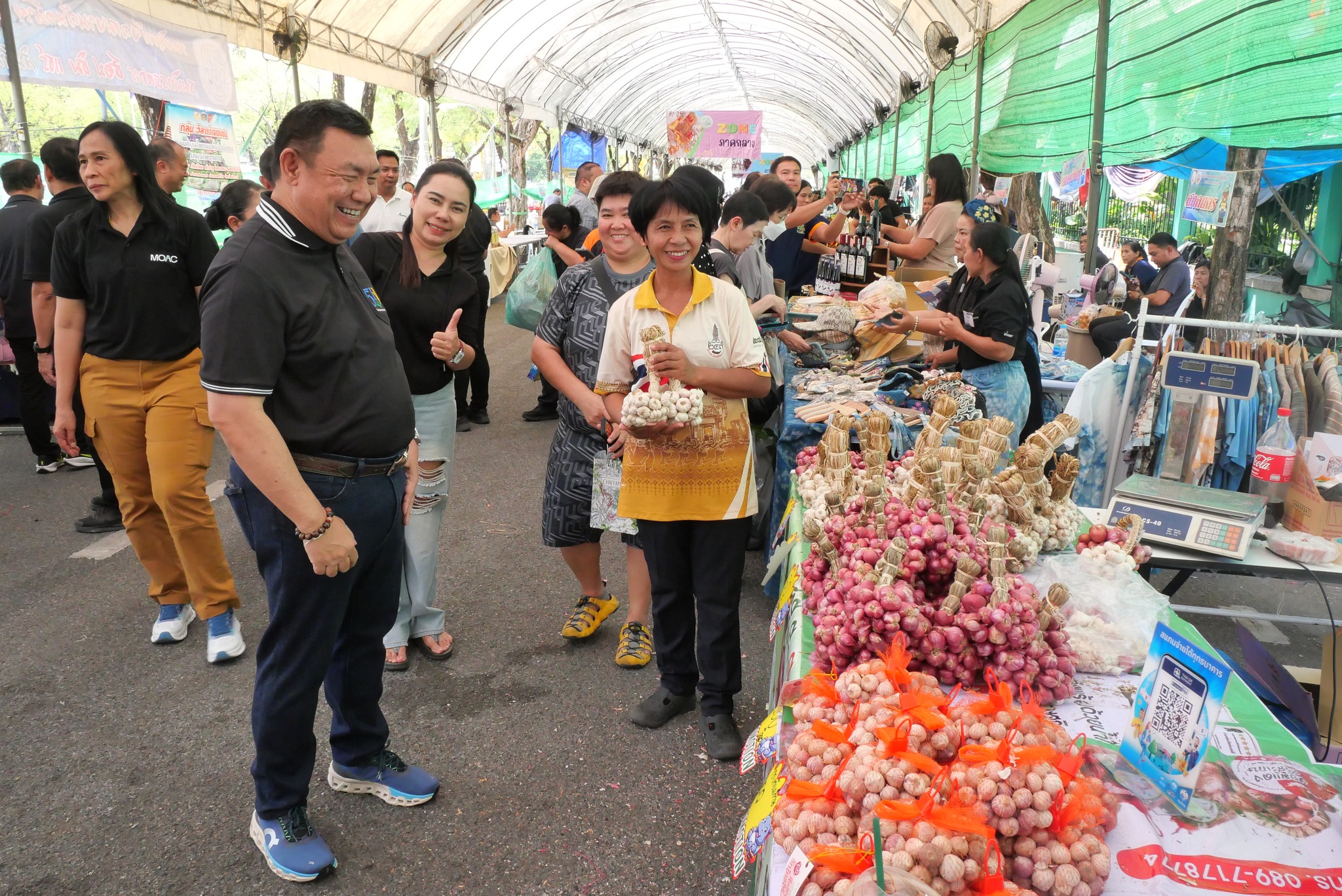 title - เลขาธิการ ส.ป.ก. เยี่ยมทักทายเกษตรกรและซื้อสินค้าในบรรยากาศวันสุดท้ายของการออกร้านขายสินค้า จากเขตปฏิรูปที่ดิน ส่งท้ายงานครบรอบ 51 ปี ส.ป.ก.